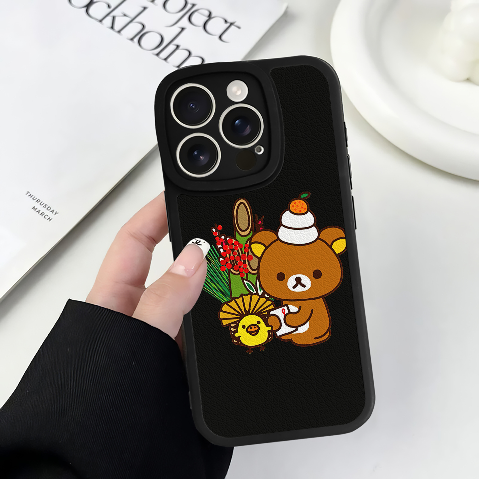（画像用） リラックマ リラックマ キイロイトリ Rilakkuma Korilakkuma Kiiroitori 【iPhone 16シリーズ対応】シリコンスマホケース（レザー調） 材質：シリコン